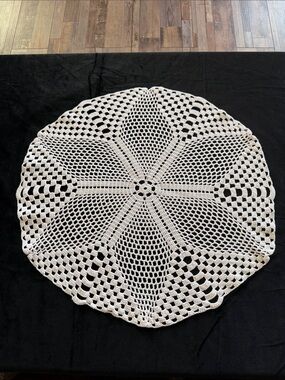 Vintage 20” Round Pinwheel Doily